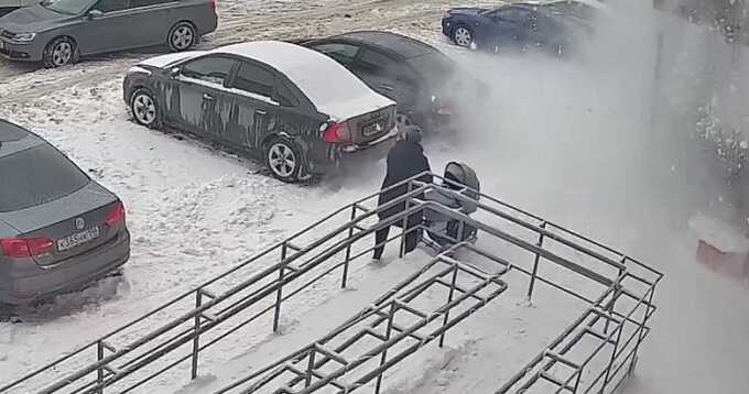 Снег с крыши обрушился на коляску с ребёнком