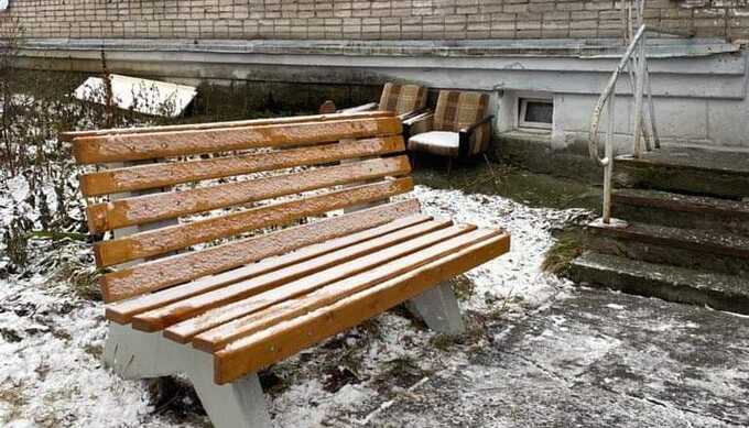 В Башкирии куча снега упала на бабушку, сидевшую на скамейке, и раздробилась на части