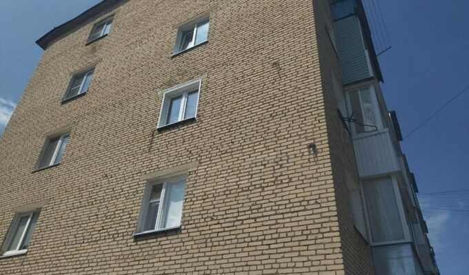 Трёхлетняя девочка выпала из окна четвёртого этажа жилого дома в Москве