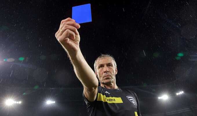 В мире футбола вводятся синие карточки, которые приведут к временному удалению игрока на 10 минут