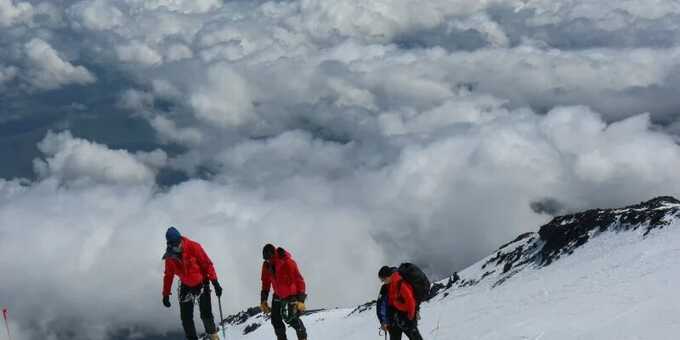 На Эльбрусе спасли двух альпинистов с обморожениями