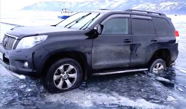 На Байкале два внедорожника застряли в трещинах и застыли во льду