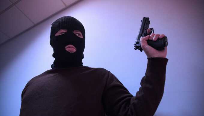 Вооруженный преступник в Хабаровске похитил из офиса банка более 13 миллионов рублей