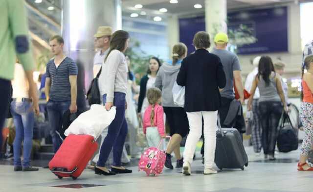 В аэропорту Шереметьево образовалась пробка из пассажиров