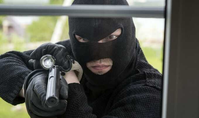 В Хабаровске мужчина, угрожая людям игрушечным пистолетом, украл из банка 13 миллионов рублей