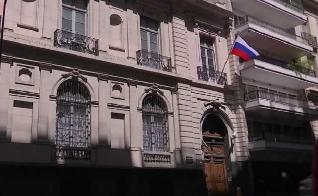 В Аргентине неизвестный закидал яйцами посольство России