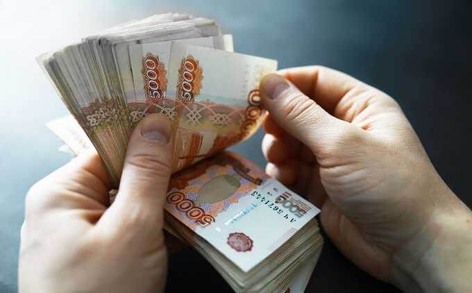 В Петербурге пенсионерка продала квартиру и отдала курьеру мошенников 18 миллионов рублей