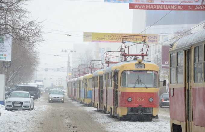 В Екатеринбурге трамвай протаранил автомобиль