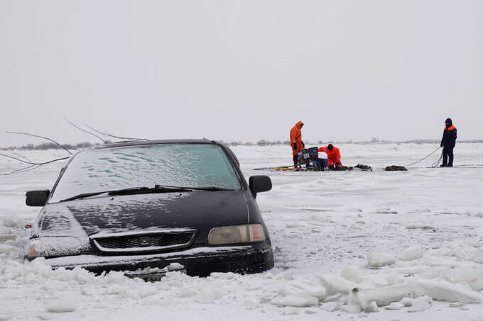Рыбаки на внедорожнике провалились под лёд в Хабаровском крае