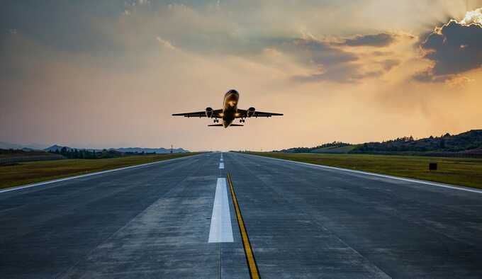 Во время взлёта в аэропорту Белграда пассажирский самолёт со 132 пассажирами на борту столкнулся с светотехническим оборудованием