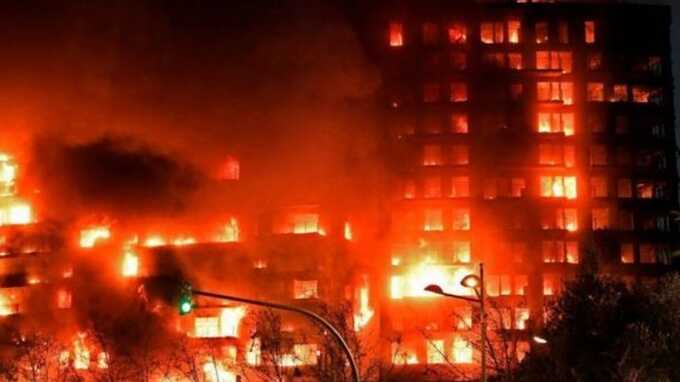 4 человека погибли и 19 пропали без вести в результате пожара в 14-этажном жилом доме в испанской Валенсии