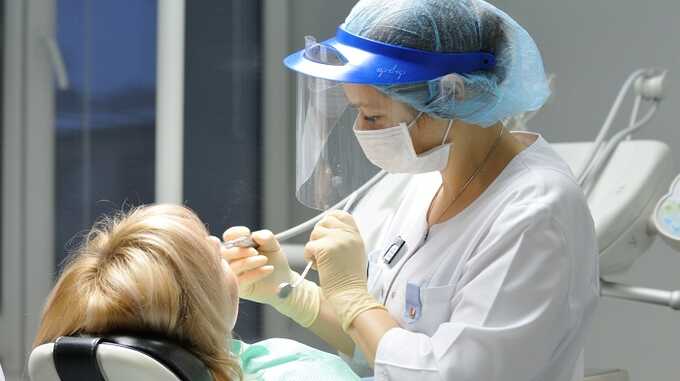 После лечения в частной стоматологической клинике у россиянки образовались гематомы на всем лице