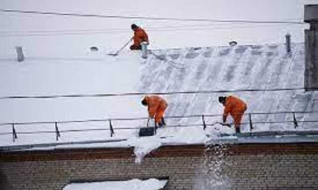 Коммунальщики закидали снегом с крыш стоящие у дома автомобили