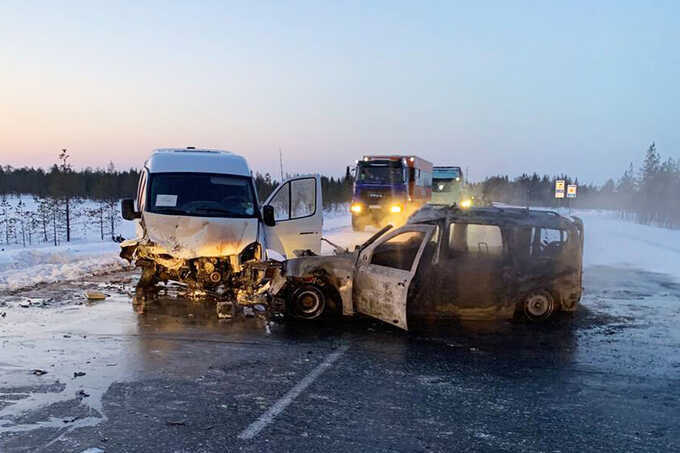 На Ямале Lada Largus сгорел после столкновения с ГАЗом, пострадали трое