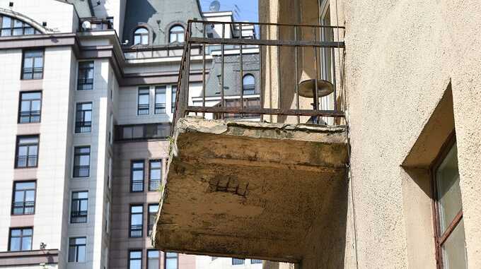 В центре Москвы обрушилась часть балкона в доме, где жители просили укрепить фасад и фундамент