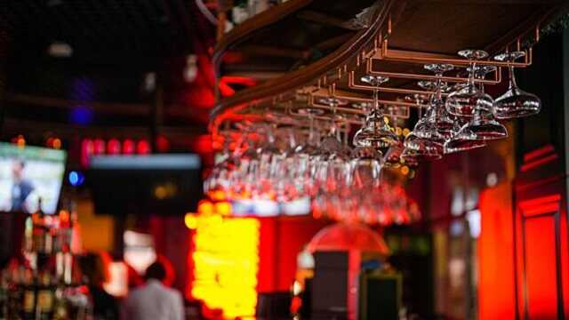 Kрасноярский бар Elton закрывается из-за драг-вечеринки к 23 февраля