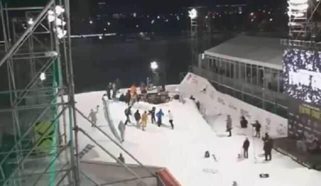В Тюмени во время соревнований по сноуборду рухнул трамплин с участниками турнира