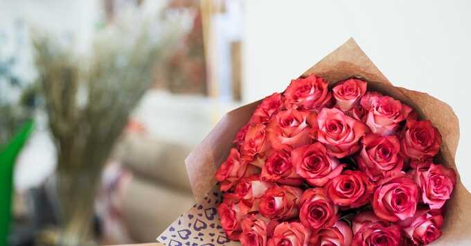 Мошенник забрал у московской пенсионерки 1,8 миллиона рублей и подарил букет цветов