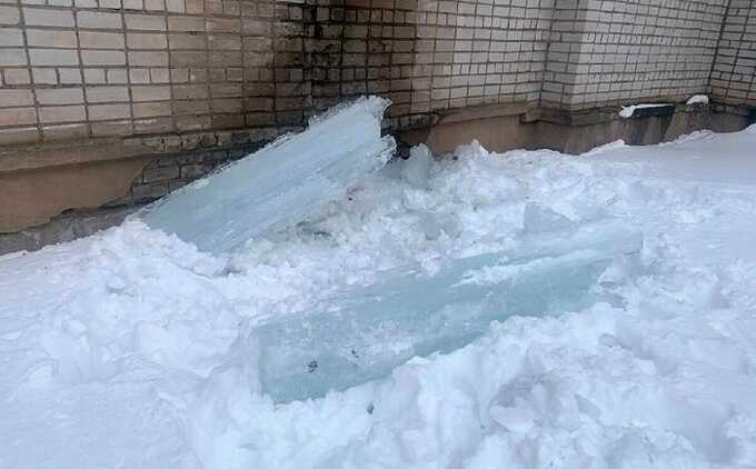 В российском городе на мальчика упала глыба льда, его госпитализировали