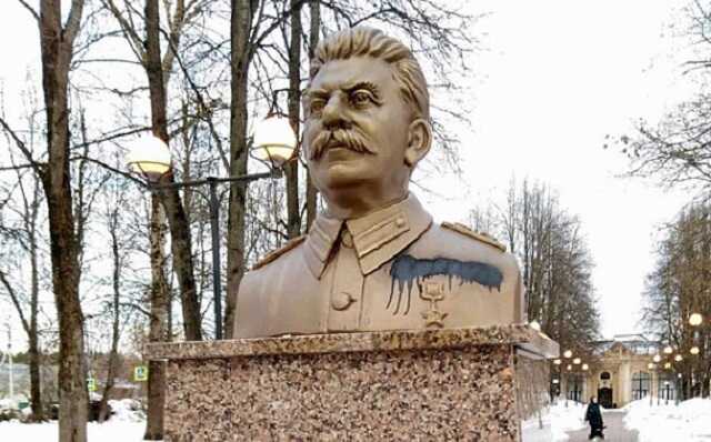 Памятник Сталину в Звенигороде разрисовали неизвестные