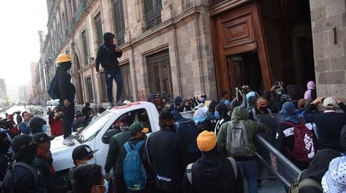 Протестующие в Мексике выбили дверь во дворце президента