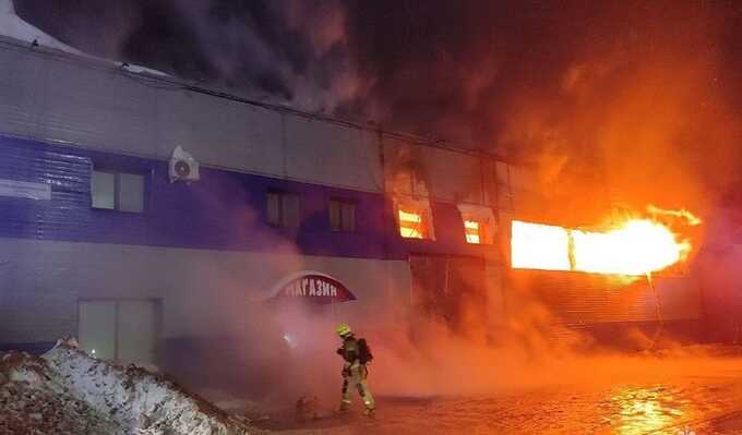В Кировской области горел мебельный цех