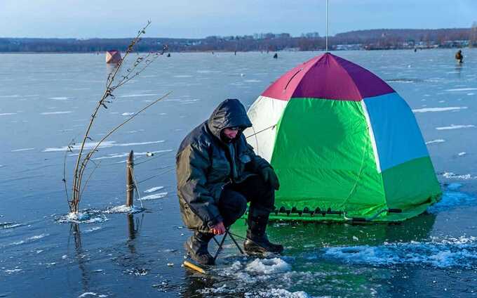 Двое рыбаков отравились угарным газом на челябинском озере
