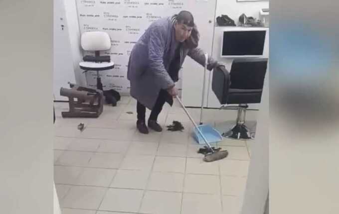 В Пермском крае парикмахерша практически полностью обрила пенсионерку, забывшую деньги дома, унизила её и заставила убираться в салоне