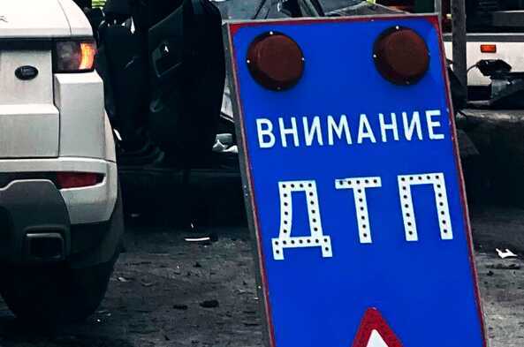 Машина без водителя сбила двух пешеходов под Новороссийском