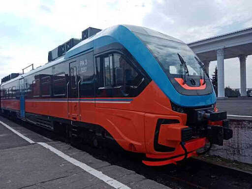 Поезд, следующий из Санкт-Петербурга в Белгород, остановился в области из-за угрозы ракетного удара