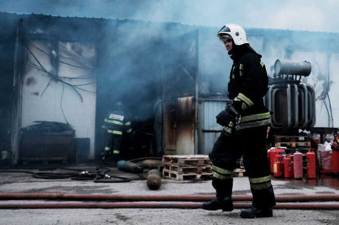 В Санкт-Петербурге произошел пожар в ангаре, охвативший площадь в 1000 квадратных метров