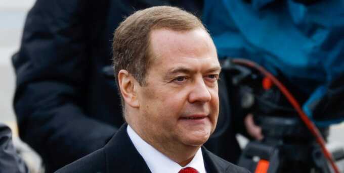 Медведев забанил в Twitter пользователя, который проводил расследование по поставкам его вина из Италии в Россию