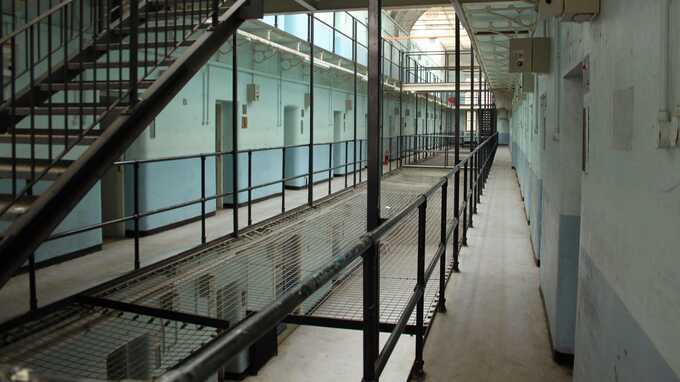 Заключенных тюрьмы в Британии перевели из-за радиоактивного газа