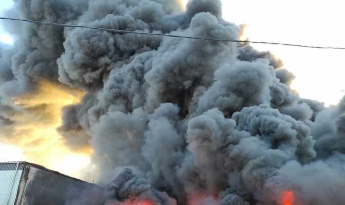 Подмосковный пожар: взрывы и облака дыма на складе со стройматериалами