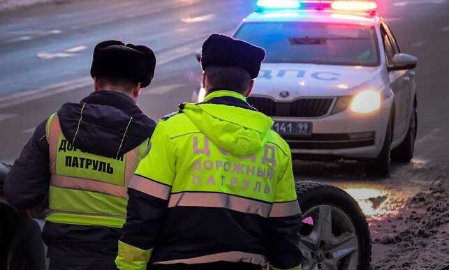 В Москве на Кутузовском проспекте лоб в лоб столкнулись фургон и такси