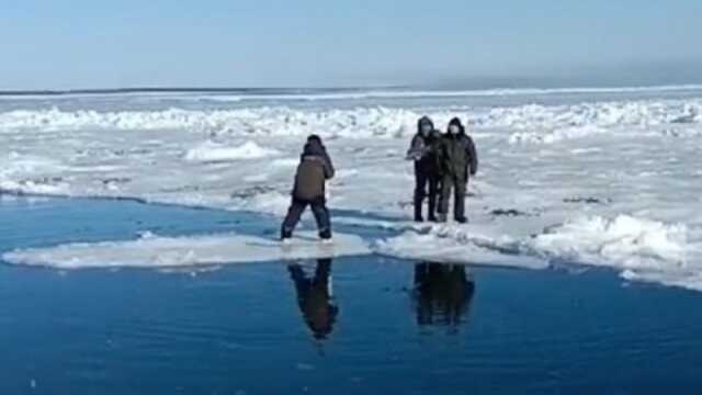 На Сахалине четыре рыбака застряли на оторвавшейся льдине