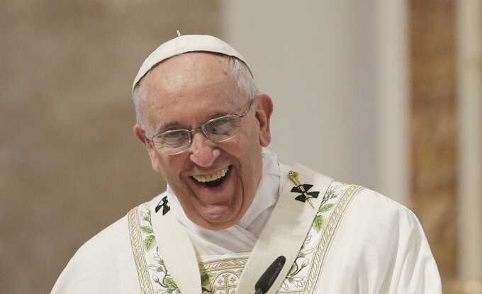 Порыв ветра в Риме сорвал с головы Папы Римского Франциска белый головной убор — пилеолус