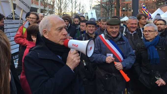 Французские фермеры повесили на ворота дома сенатора Франсуа Патриата мертвых кабанов