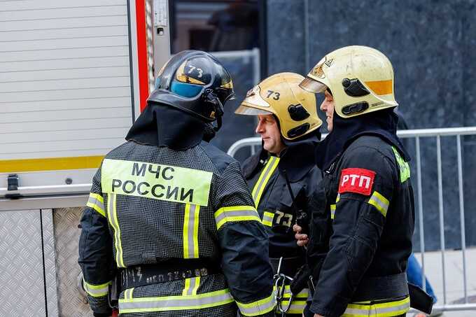 Сообщается, что один из снарядов попал в здание судмедэкспертизы в Сосновке
