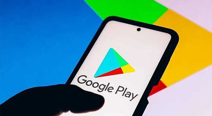 Google Play перестал работать в России, но его блокировка маловероятна, считает IT-эксперт Михаил Климарев