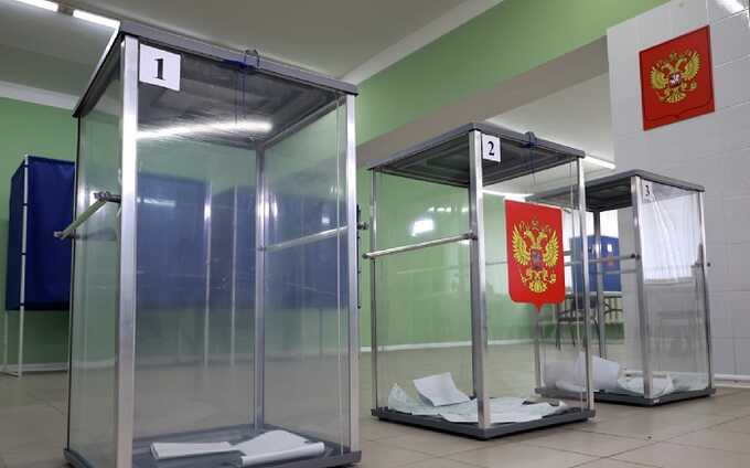 В Москве урну с избирательными бюллетенями девушка залила зеленкой