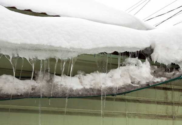 Ледяная глыба рухнула с крыши на мать с ребёнком в Ярославле