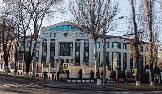 В Кишиневе полиция задержала 40-летнего мужчину, который бросил через забор посольства России емкость с зажигательной смесью
