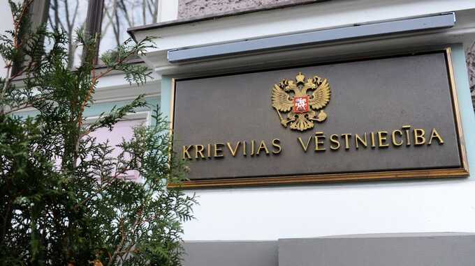 В Латвии на выборах президента РФ территорию у посольства России оцепили силовики