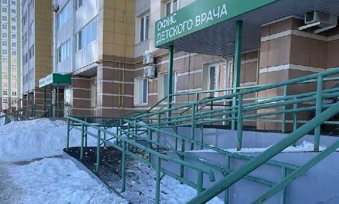 В Татарстане двое взрослых и ребёнок пострадали на крыльце поликлиники