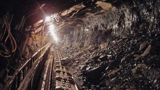 Уже более 15 часов спасатели пытаются добраться до шахтеров, оказавшихся под завалами на руднике в Амурской области