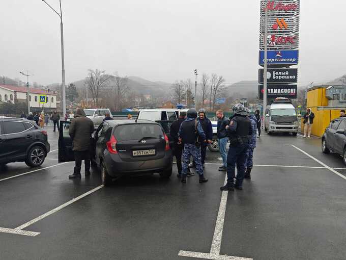 Во Владивостоке у торгового центра задержаны мужчины с оружием