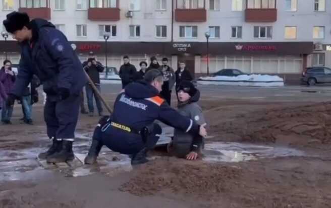 В городе Московской области двое детей застряли в трясине посреди площади