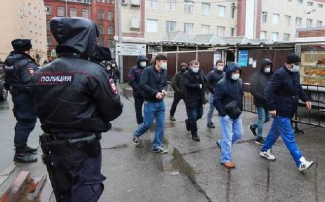 В Петербурге полиция задерживает и депортирует иностранцев