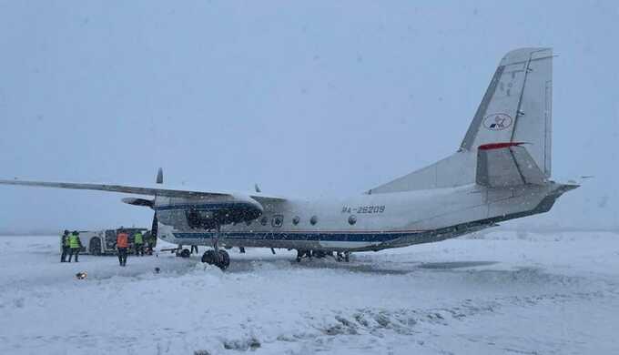 На Камчатке самолёт Ан-26 выкатился за пределы взлётно-посадочной полосы в аэропорту Елизово